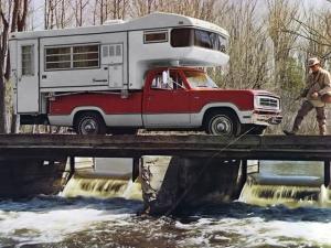 Dodge D200 Sweptline Pickup Adventurer SE Camper 9000 Amerigo Cab-Over 1972 года